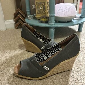 TOMS Calypso Peep Toe Espadrille Wedge Gray Charcoal Canvas Shoes Size 8.5